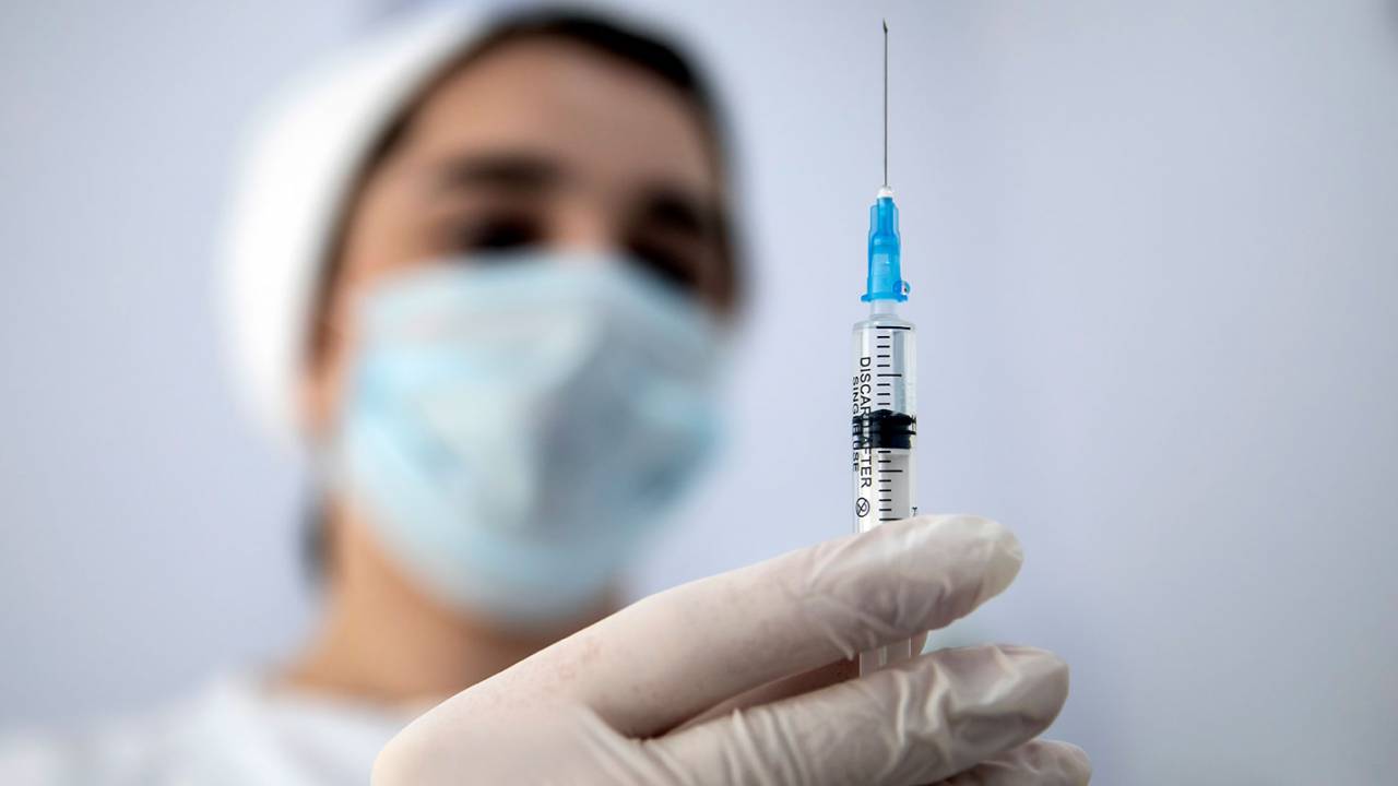 Установлены сроки обязательной вакцинации работников в Казахстане