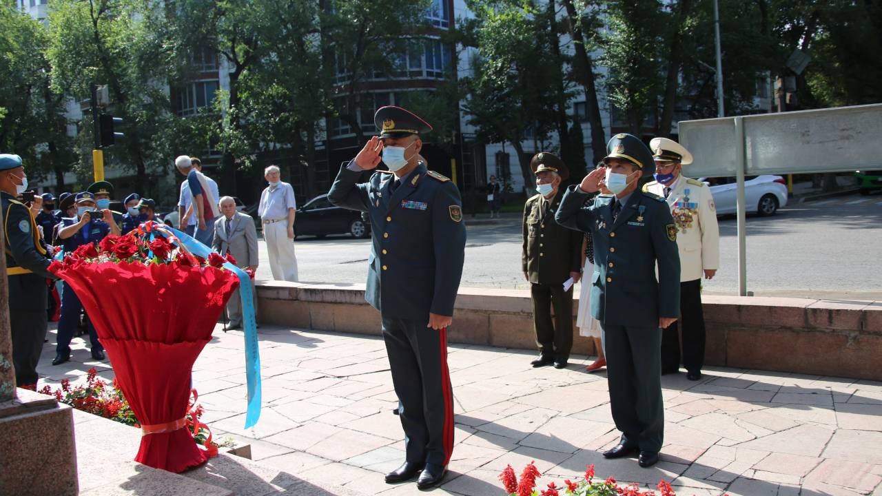 В Алматы почтили память героев-панфиловцев