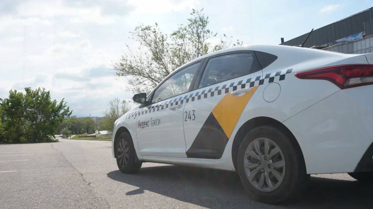 В Яндекс.Такси запустили алгоритм для водителей по ближайшим пунктам вакцинации