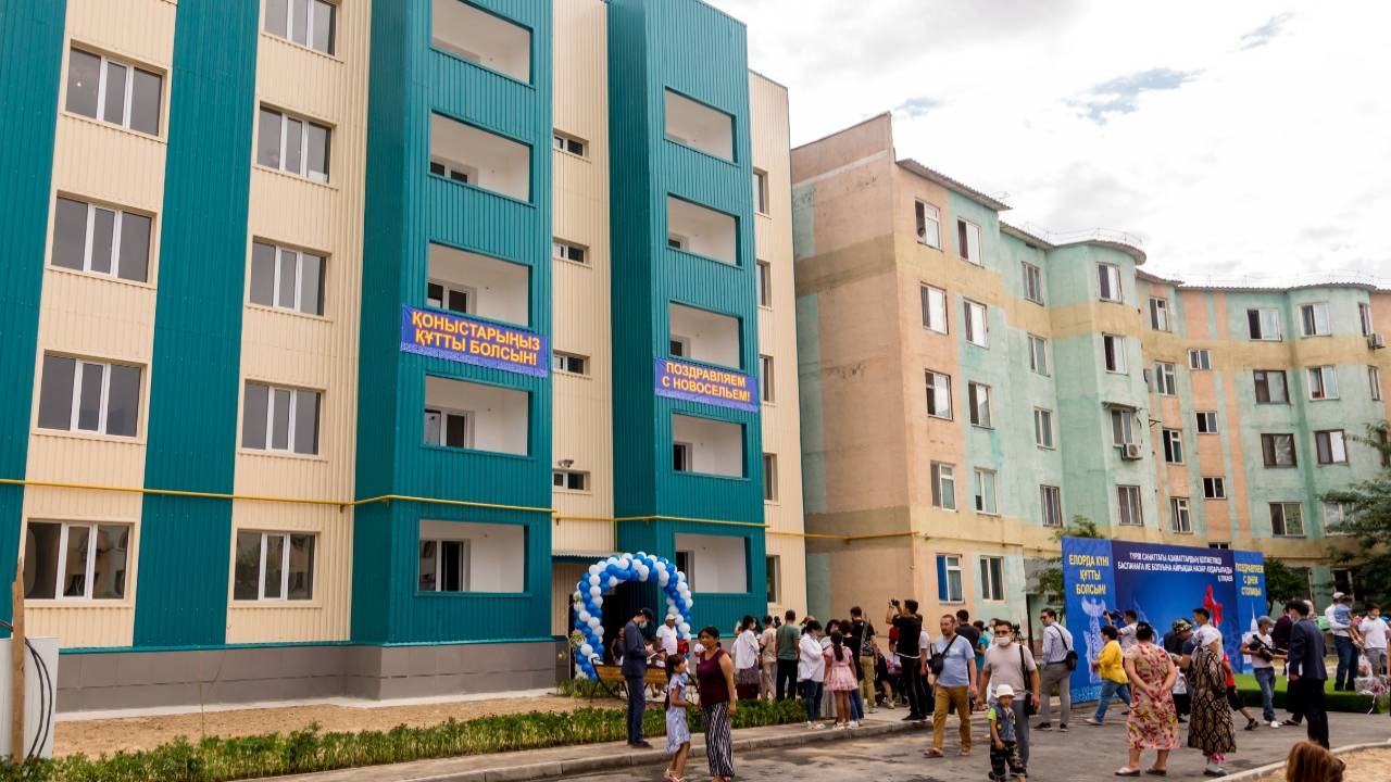 В Таразе многодетные и малоимущие семьи получили ключи от новых квартир