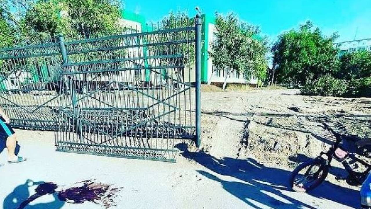 В Темиртау металлический забор упал на ребенка
