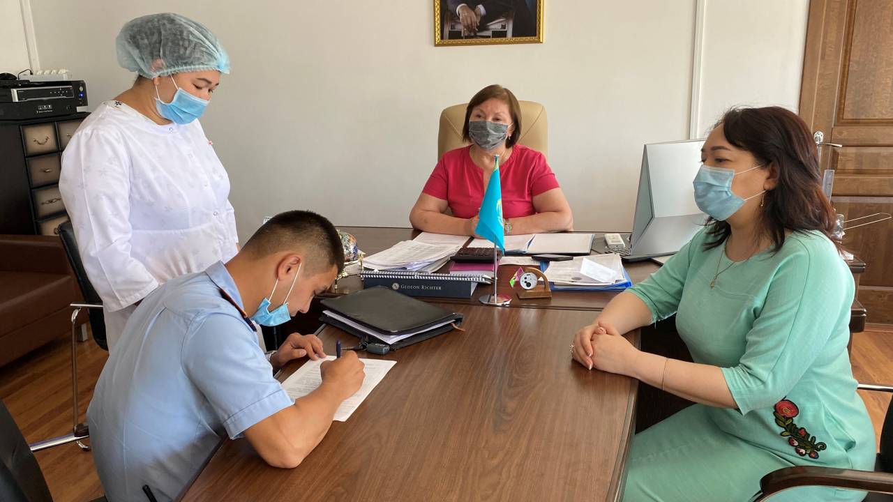 Вакцинация иностранца в Атырау - медики подают на симулянта в суд