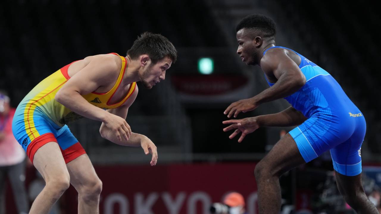 Борец из Казахстана одержал "сухую" победу над соперником на ОИ-2020