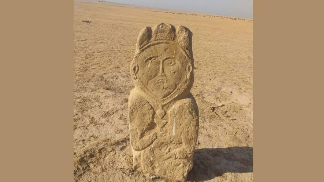 Древнюю статую с необычными выгравированными мотивами нашли около Туркестана