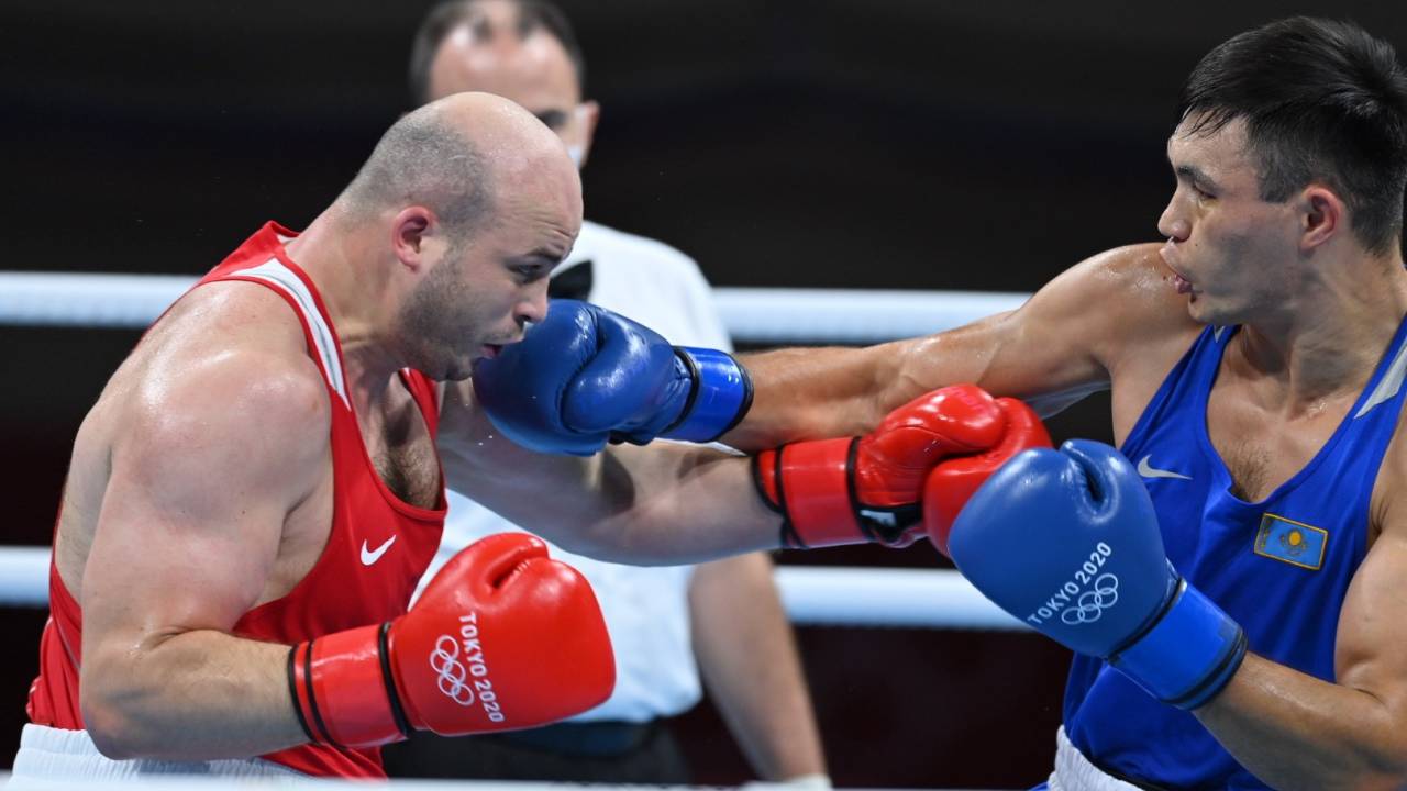 Гарантировал медаль - казахстанский боксер вышел в полуфинал Олимпиады