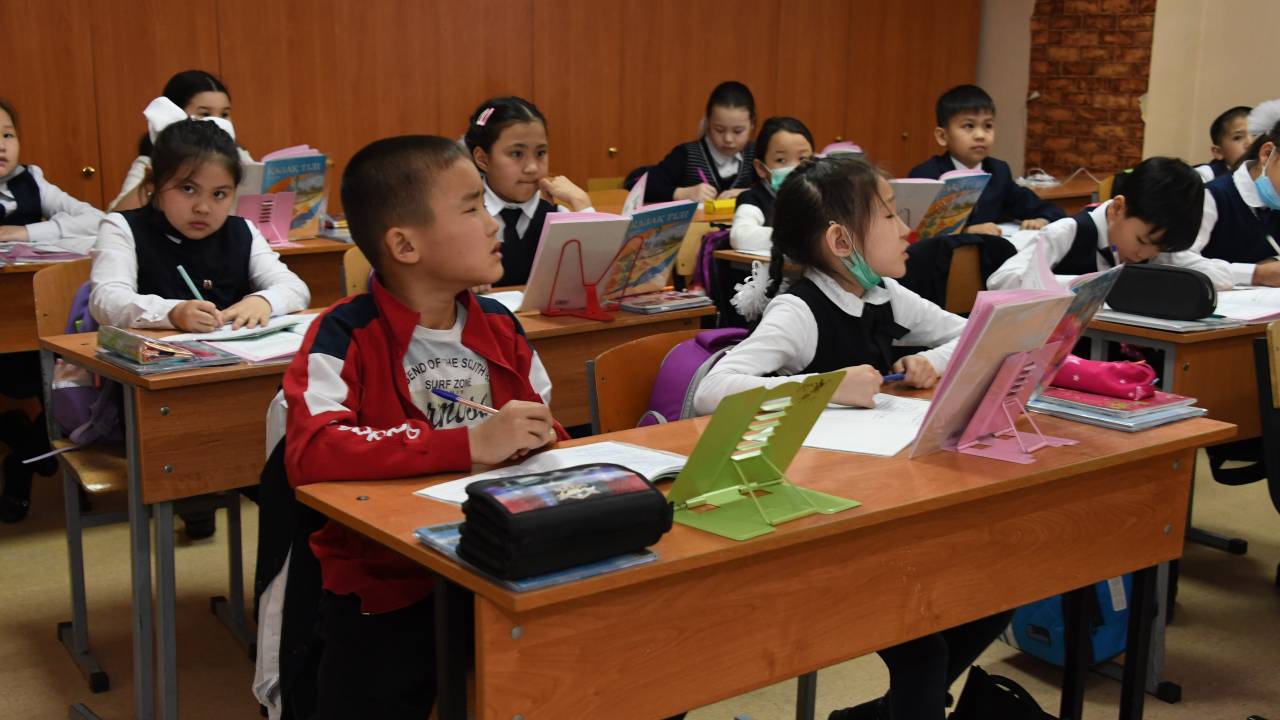 Какой будет школьная форма в новом учебном году в Казахстане