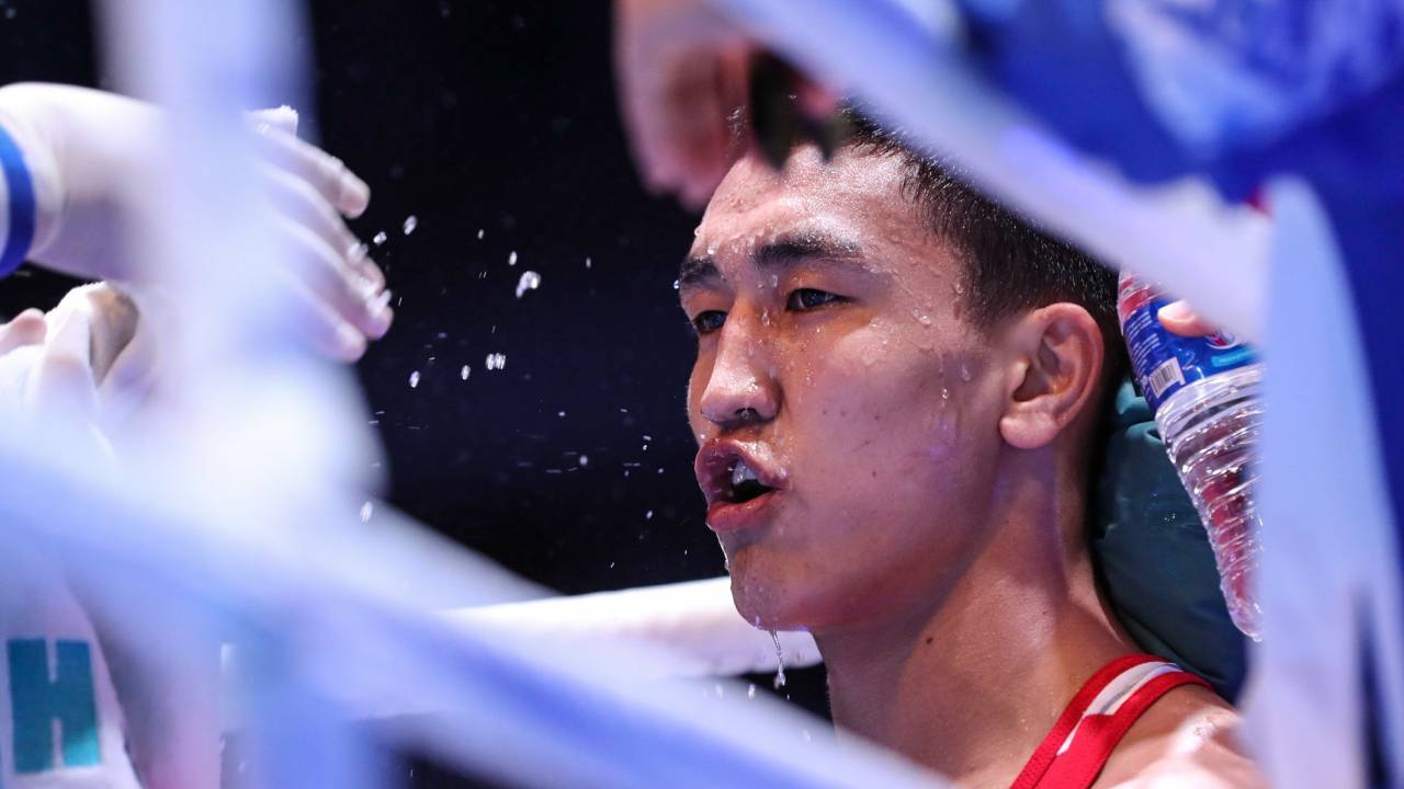 Казахстанский боксер не смог выйти в полуфинал Олимпиады