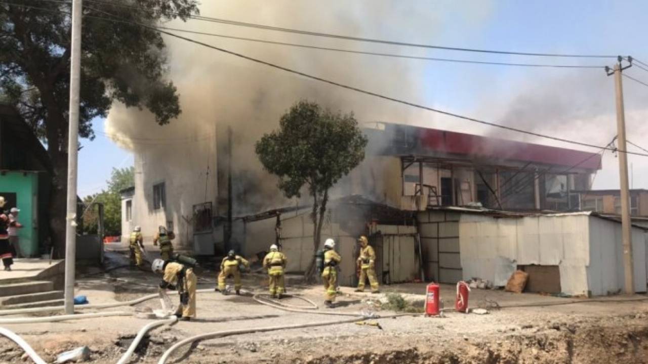 Крупный пожар разгорелся в строительном магазине в Шымкенте