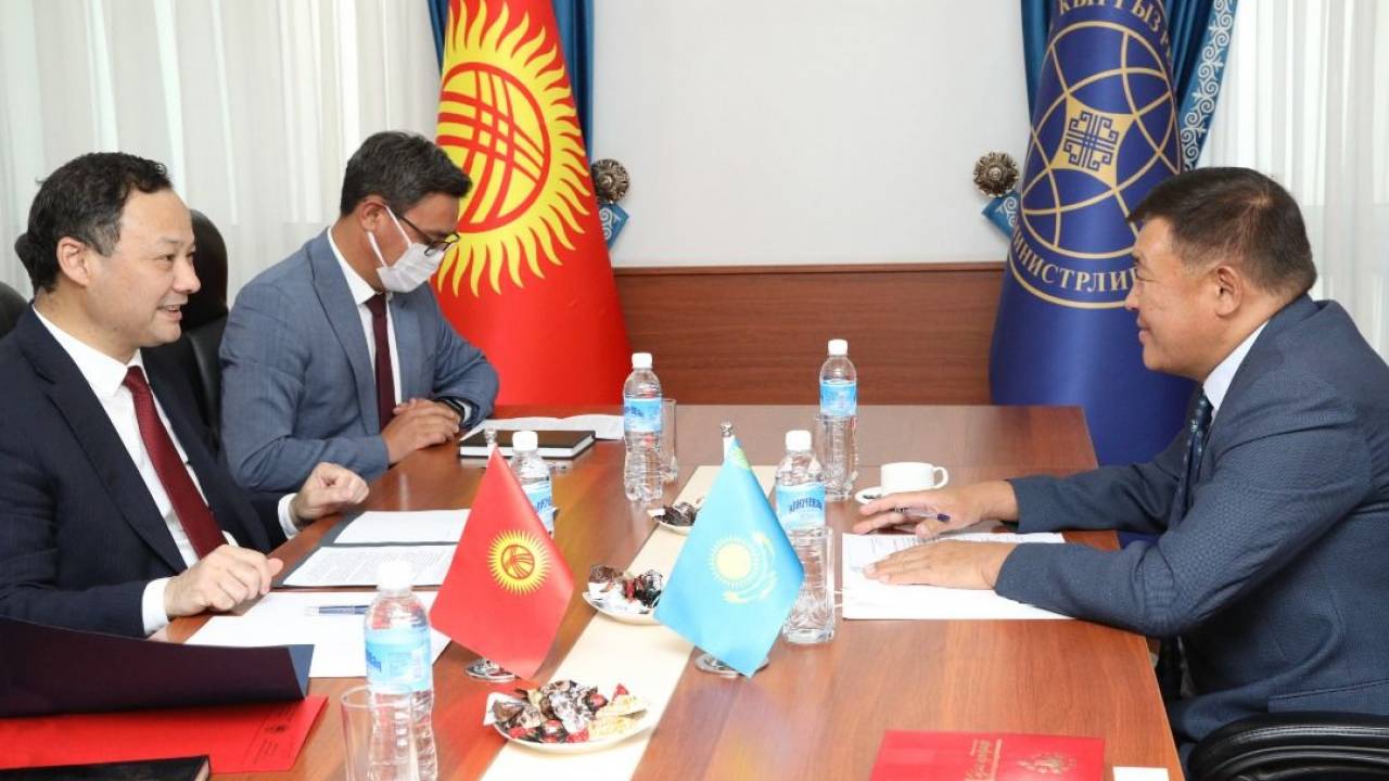 Кыргызстан попросил Казахстан открыть границы