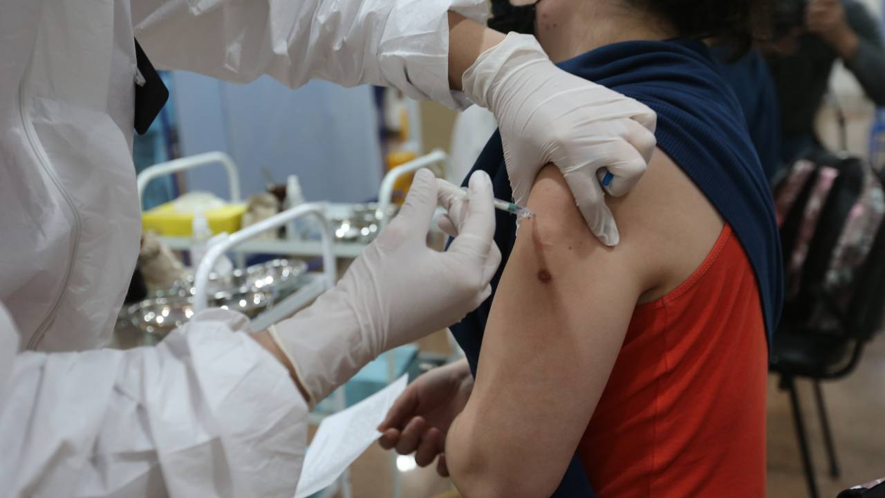 Названа дата начала проверок вакцинации у работников в Казахстане