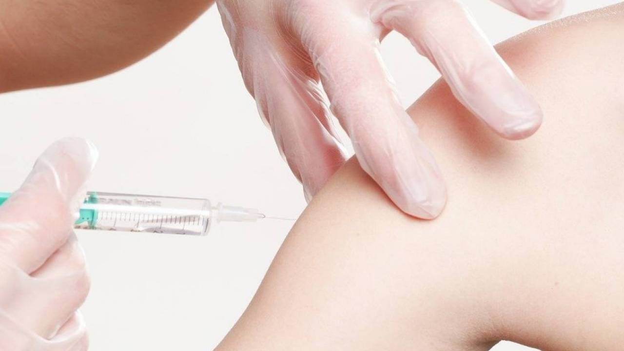 Почему важно получить обе дозы вакцины от КВИ