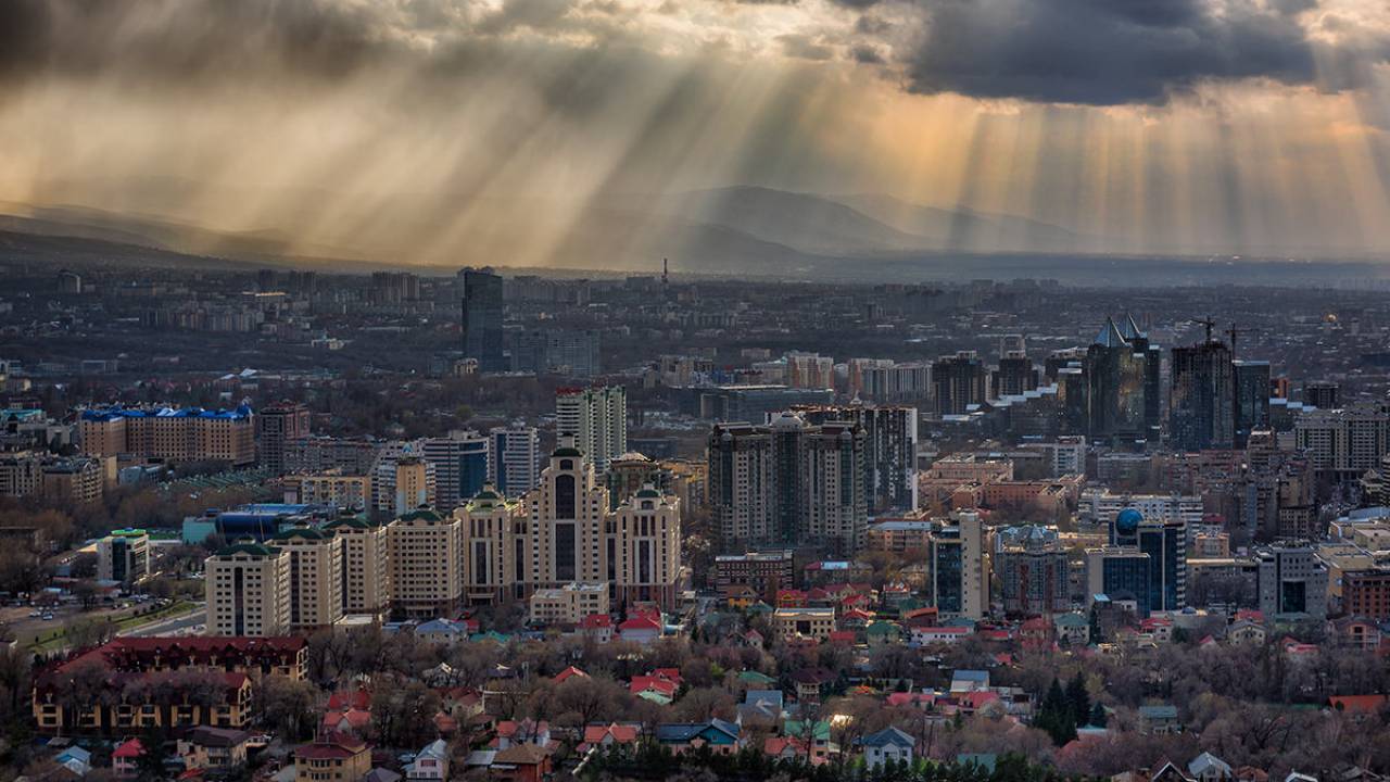 Сильный дождь ожидается в Алматы