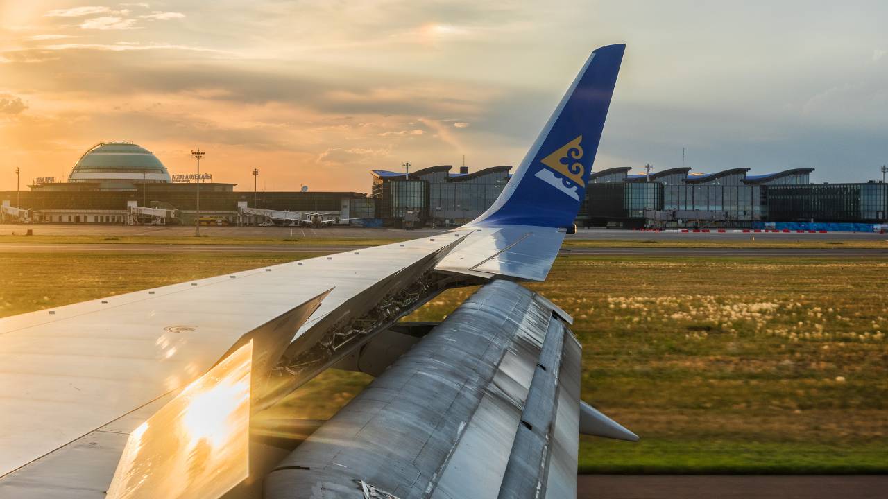 В Air Astana прокомментировали попадание молнии в самолет 