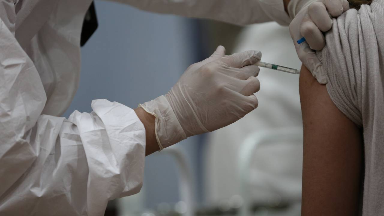 В Казахстан поставят 8 млн дополнительных доз вакцин от коронавируса
