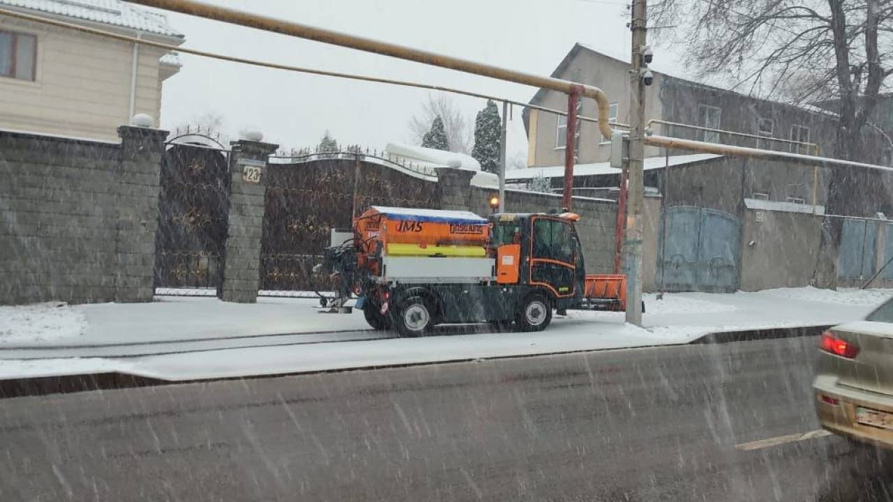 Алматы заметает: в городе идет масштабная уборка снега