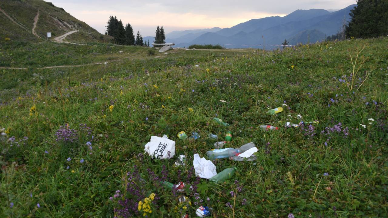 Как казахстанцев приучат не разбрасывать мусор на природе