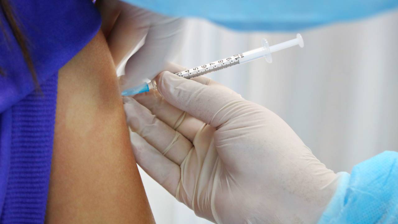 Казахстан лидирует среди стран СНГ по числу вакцинированных от COVID-19