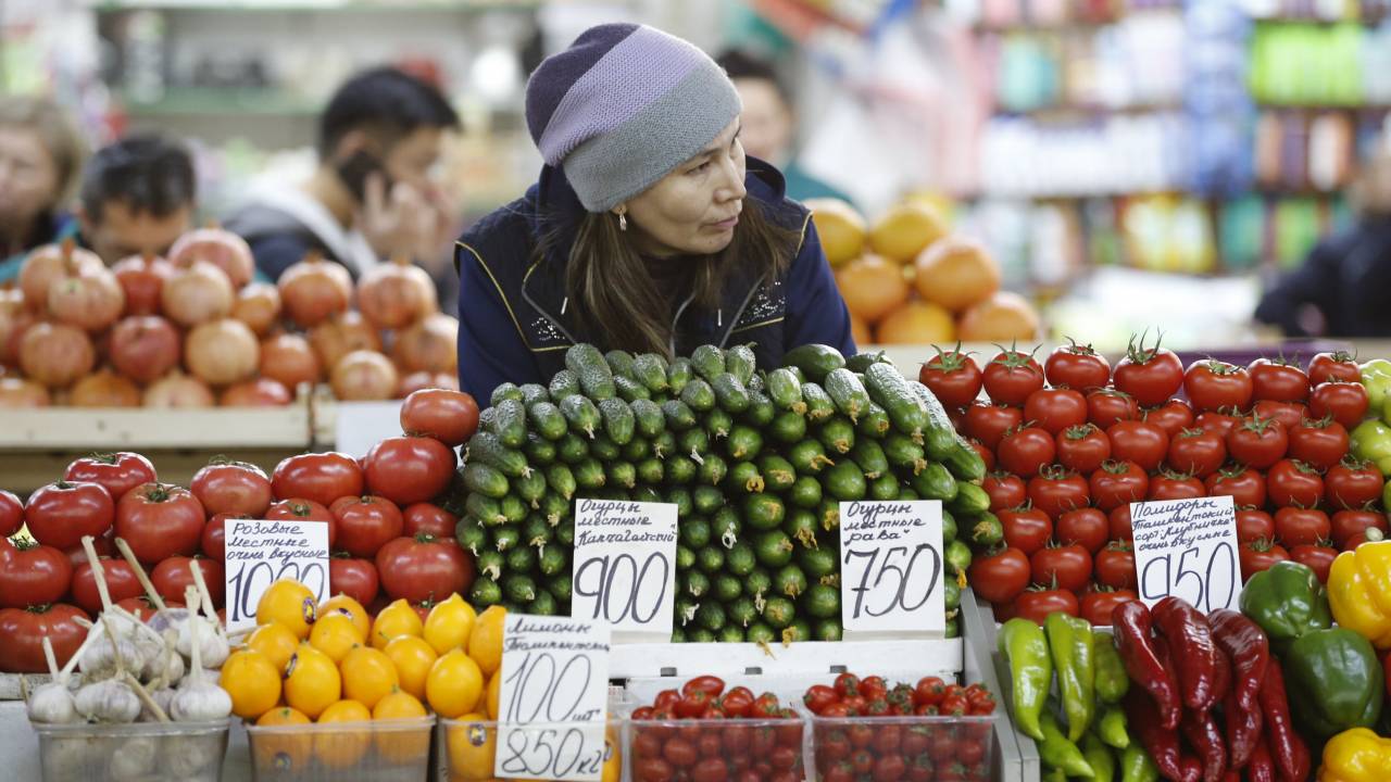 Казахстанцы ожидают повышения цен на продукты и промтовары