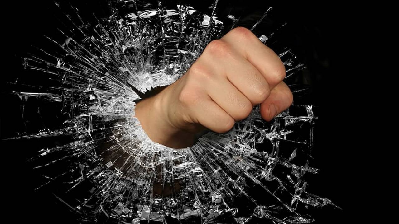 Пинал и кидал камни: пьяный мужчина повредил шесть машин в Нур-Султане 