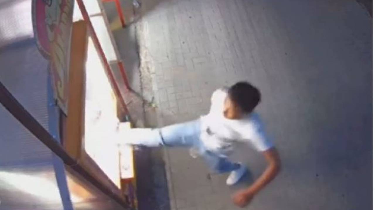 "Дерзкое" нападение на автомат с игрушками попало на видео