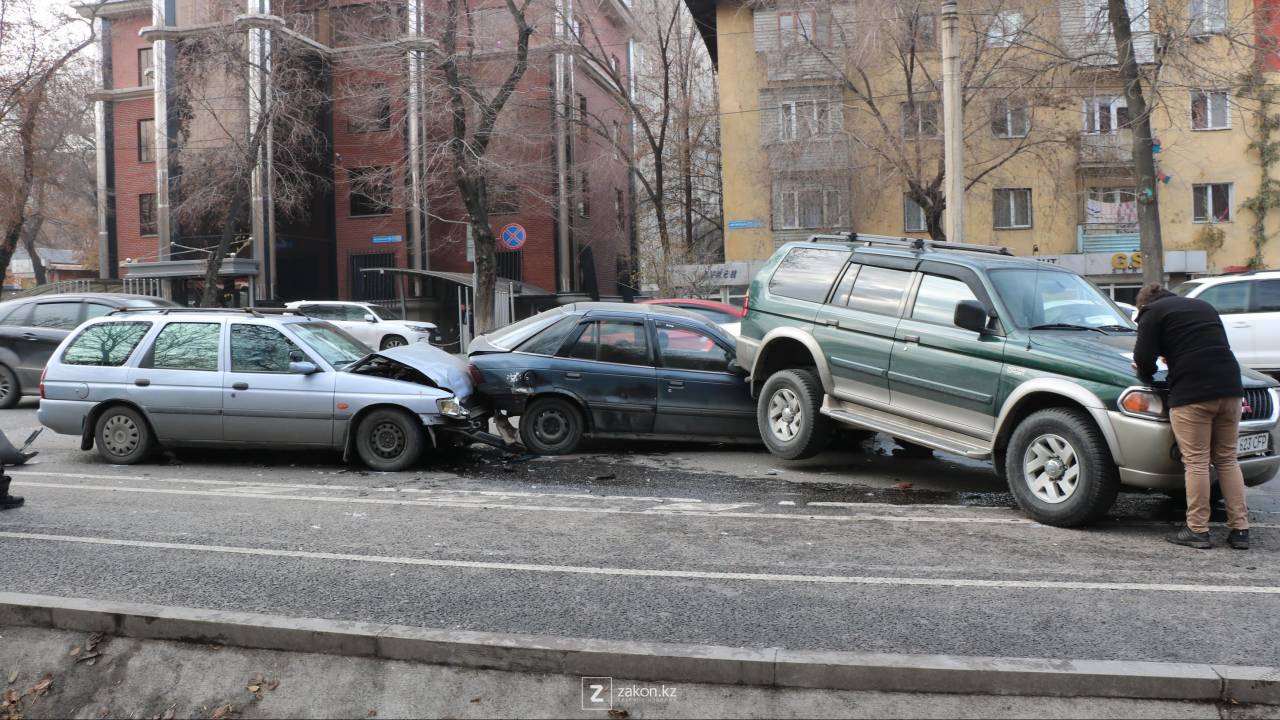 В Алматы столкнулись четыре автомобиля